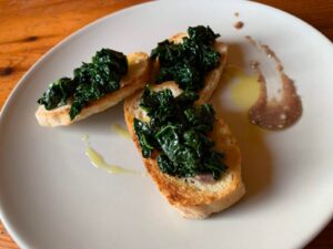 crostoni di pane con cavolo nero